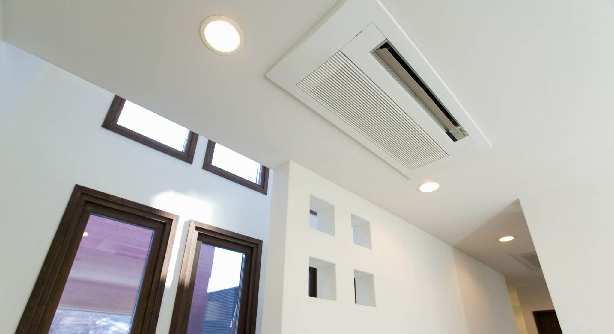 Grille de soufflage d'une climatisation gainable encastrée au plafond d'une villa à Montauroux