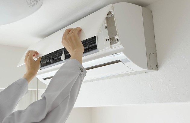Pose d'une unité intérieure de climatisation multi-split dans une maison à Montauroux